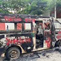 Tras volcadura de combi que dejó dos muertos, pobladores queman unidad en Tuxtla Gutiérrez