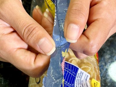 No lo vas a creer: el truco facilísimo para cerrar los paquetes de comida abiertos sin gastar en broches caros