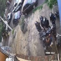 Exhiben en TikTok a policías de la CDMX que presuntamente roban gorra y celular a un joven (Video)