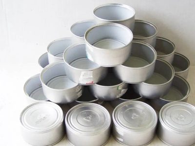 Con latas de atún que estabas por tirar, creá este increíble reloj que elevará el nivel de tu deco