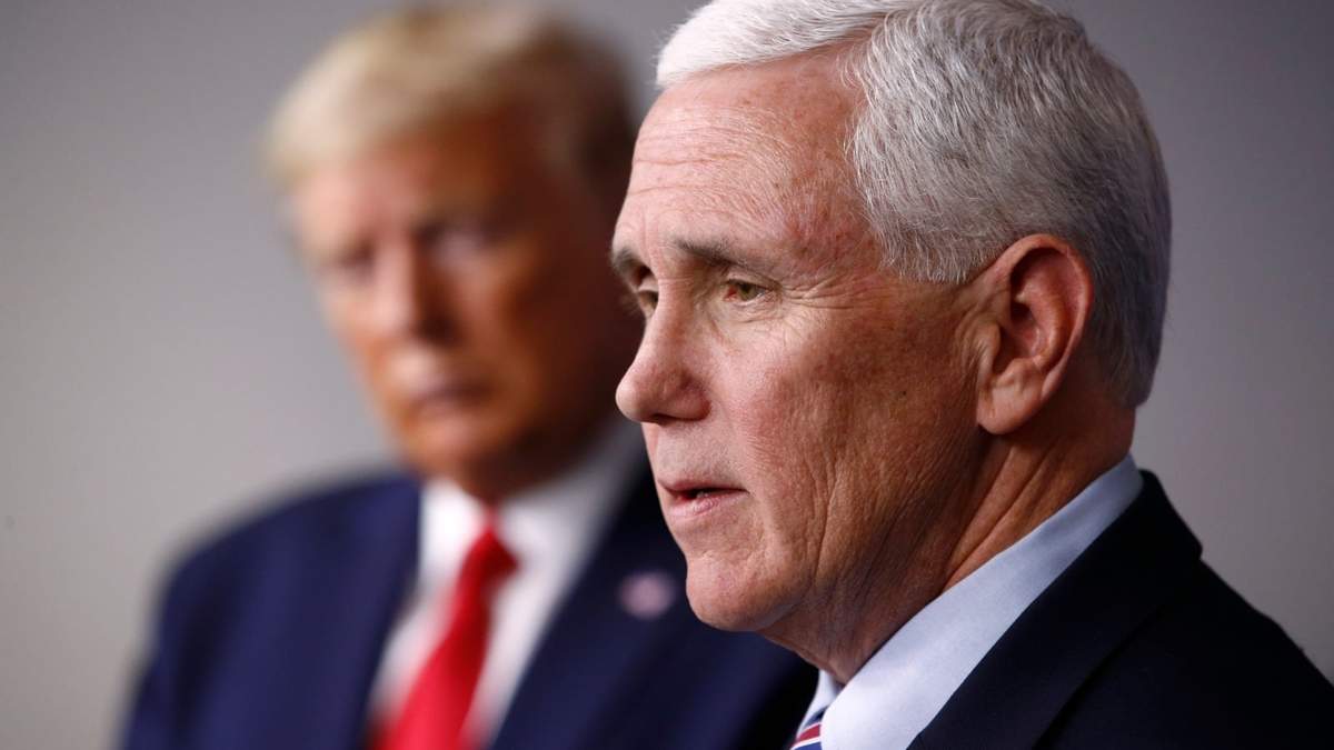 Mike Pence y Donald Trump durante una conferencia el 22 de marzo de 2020