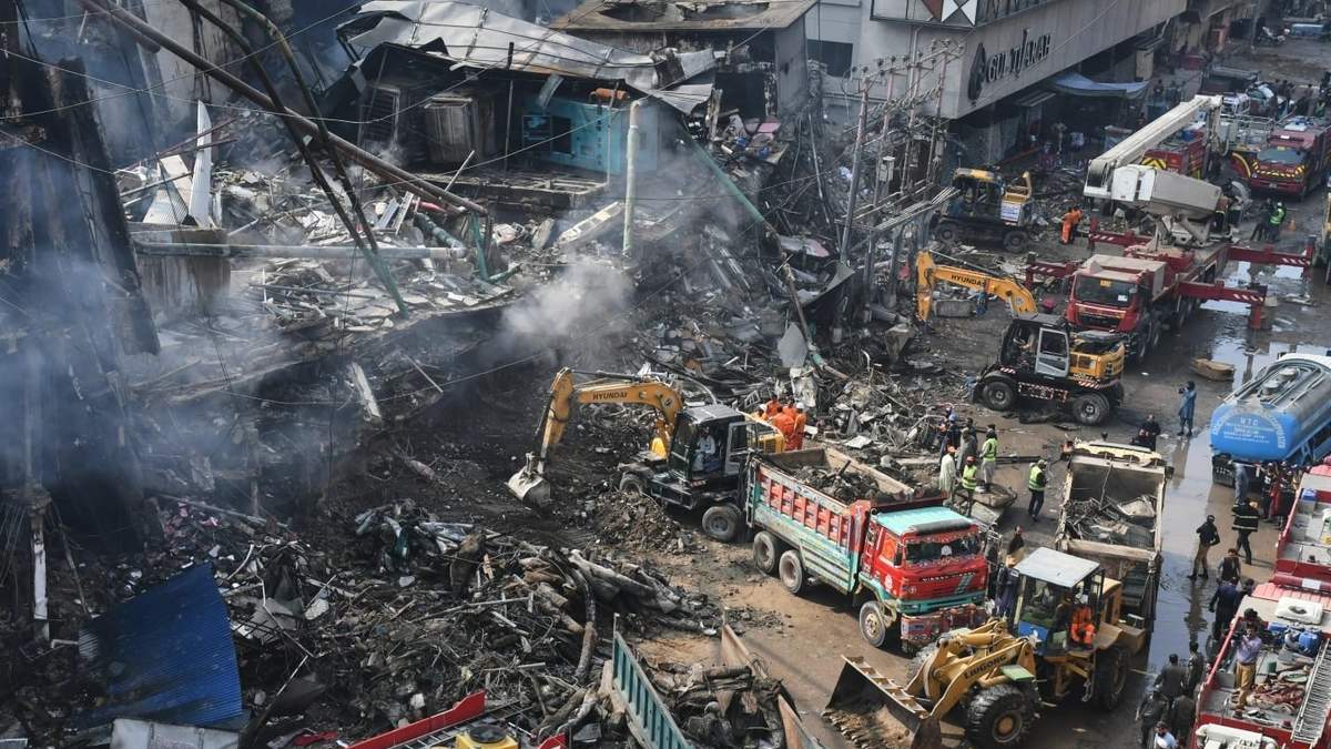 Incendio en centro comercial en Pakistán deja al menos 23 muertos