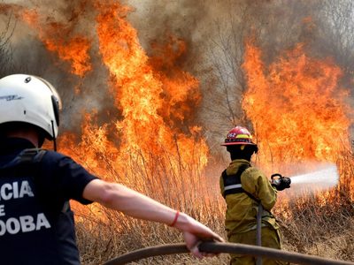 Alerta máxima por incendio descontrolado en las sierras de Córdoba