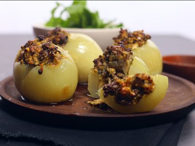Cebollas rellenas: un plato original y delicioso que sorprende por su cremosidad y sabor