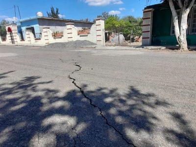 Enormes grietas atraviesan calles y dañan viviendas en Celaya y Huanímaro
