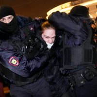 Protestan en Moscú, San Petersburgo y otras ciudades contra invasión a Ucrania; detienen a mil 234
