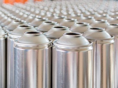 No tires los envases de aerosol vacíos: creá este fabuloso jarrón vintage para tu living