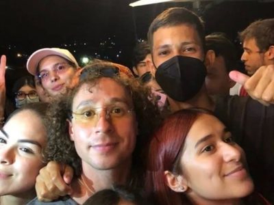 Luisito Comunica se desmaya ante asedio de sus fans en Venezuela