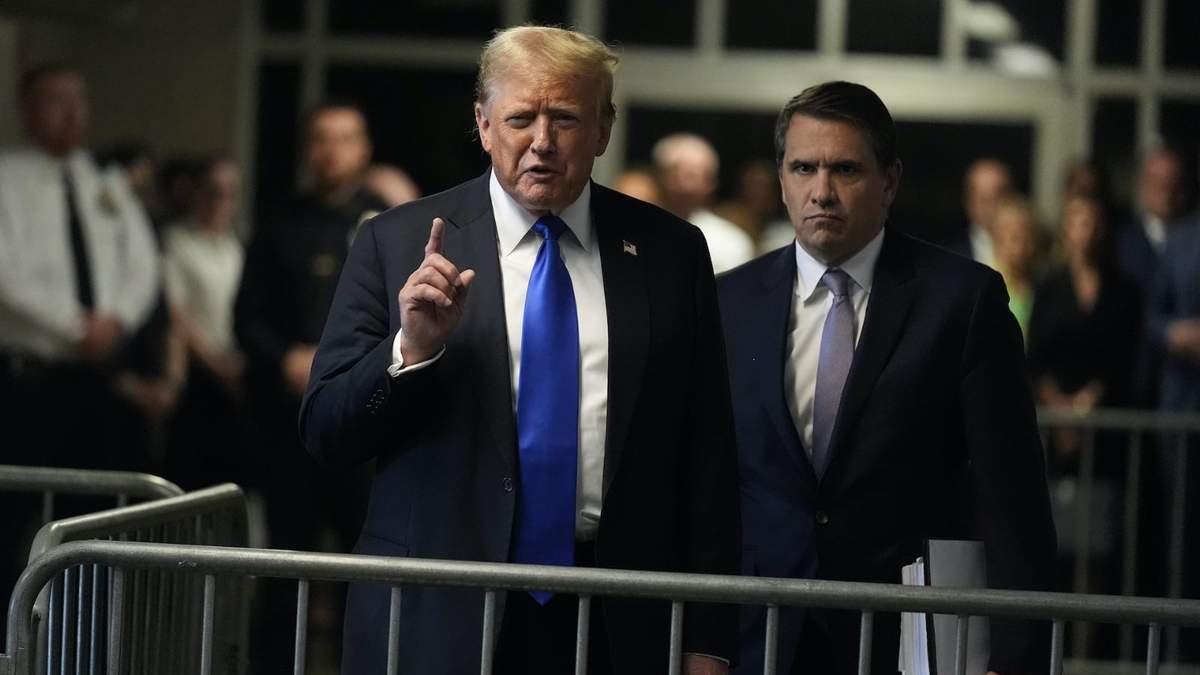 El expresidente Donald Trump hace comentarios a los miembros de los medios de comunicación después de ser declarado culpable