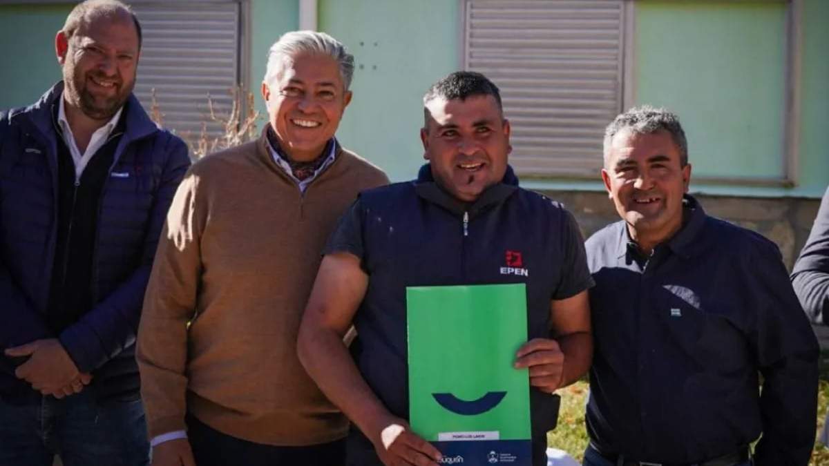 Figueroa entregó más de 50 escrituras a pobladores locales. Fuente: (Neuquén Informa)