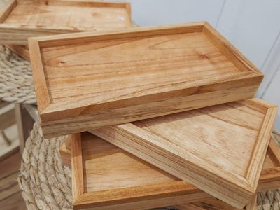 Con las bandejas de madera que ibas a tirar y 4 perchas, creá esta bonita mesa de luz para tu habitación