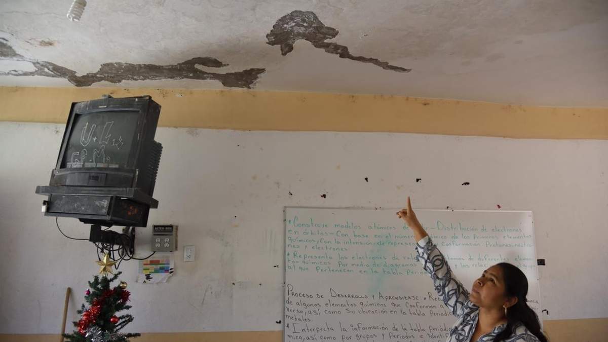 El edificio construido desde hace 25 años con dinero y trabajo de padres de familia de la escuela secundaria técnica de San Pedro Petlacala, Tlapa, ya representa un riesgo para maestros y alumnos.