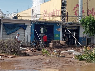 Migrantes marchan desde Chiapas rumbo a Acapulco para ayudar en la reconstrucción