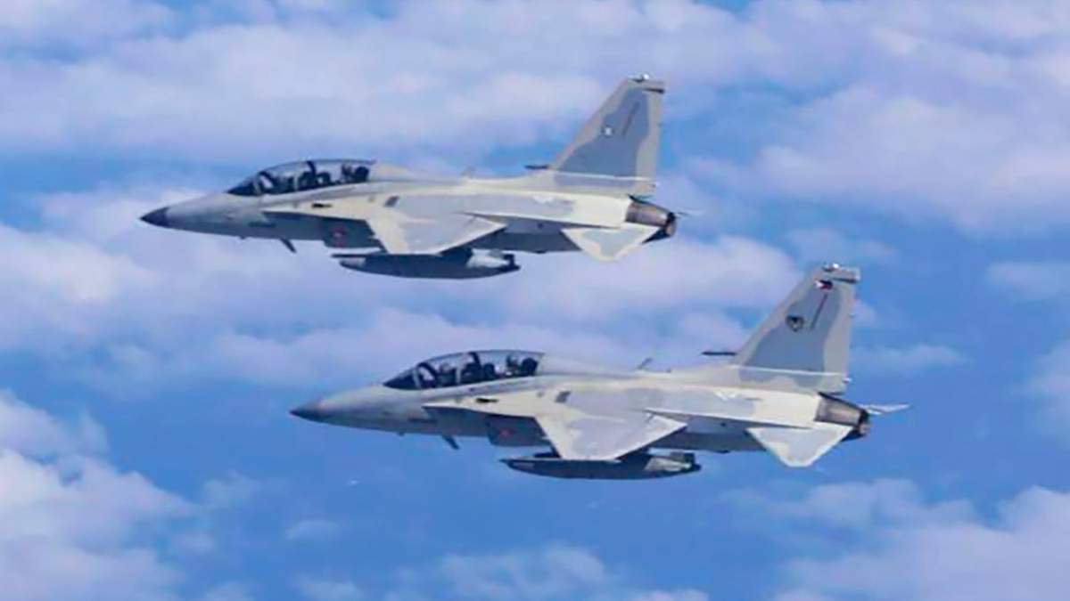 Dos cazas FA-50 de la Fuerza Aérea filipina vuelan durante una patrulla conjunta y entrenamiento con Estados Unidos sobre el mar de China Meridional, el martes 4 de febrero de 2025