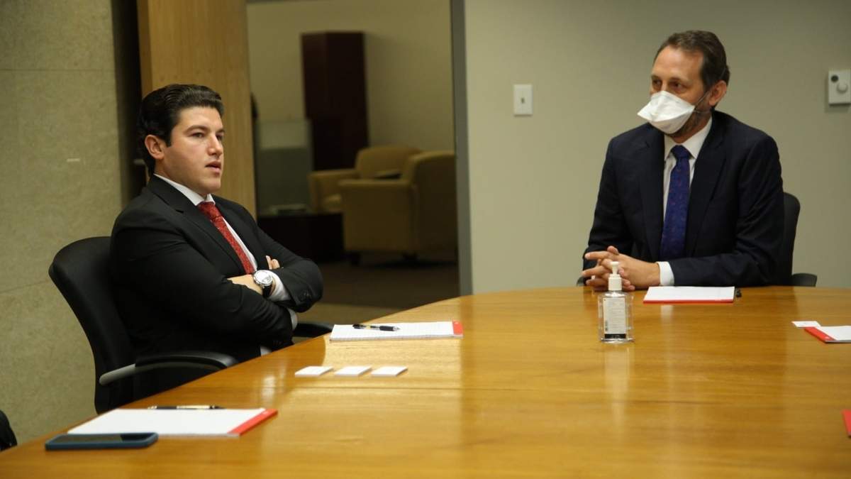 Samuel García con Andy Brown, juez del condado de Travis, en Austin