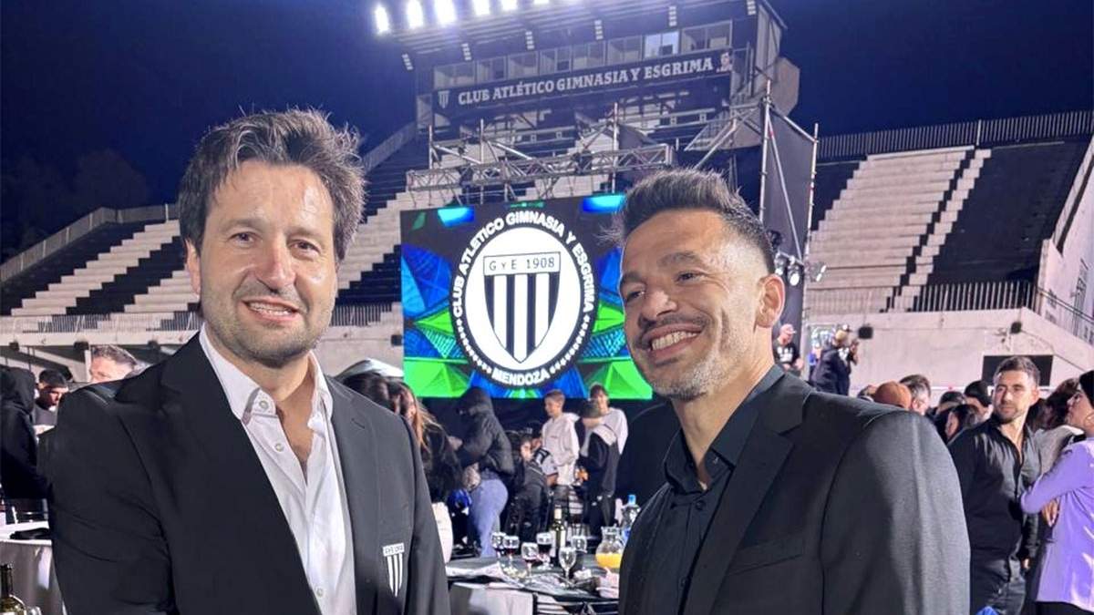Ariel Broggi sigue en Gimnasia. Aquí con el presidente Fernando Porretta.