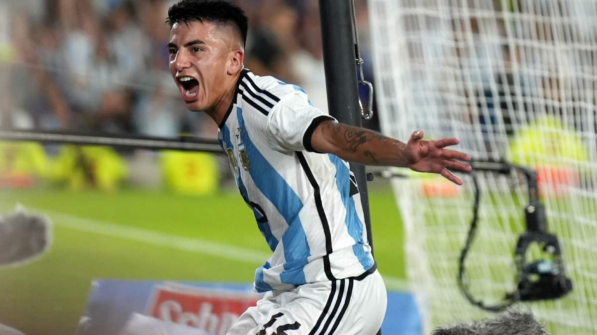 Thiago Almada con la camiseta de la Selección