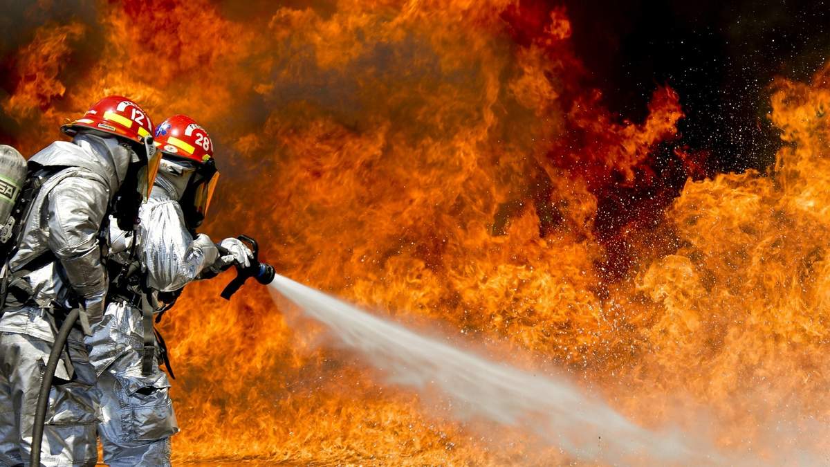 Bomberos de Sudáfrica intentan apagar las llamas de un incendio forestal. Fuente: (Twitter)