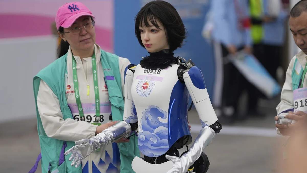 Un robot participa en la Media Maratón de Robots Humanoides celebrada en Pekín el sábado 19 de abril de 2025.