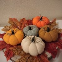 No tires tu pulóver viejo: convertilo en una calabaza increíble sin una sola puntada para la decoración de Halloween