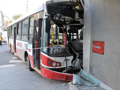 Impactante: un colectivo se estrelló contra un comercio en Remedios Escalada