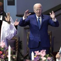 Mientras Biden pide unidad en torno a su candidatura, algunos demócratas dicen que debería dejarla