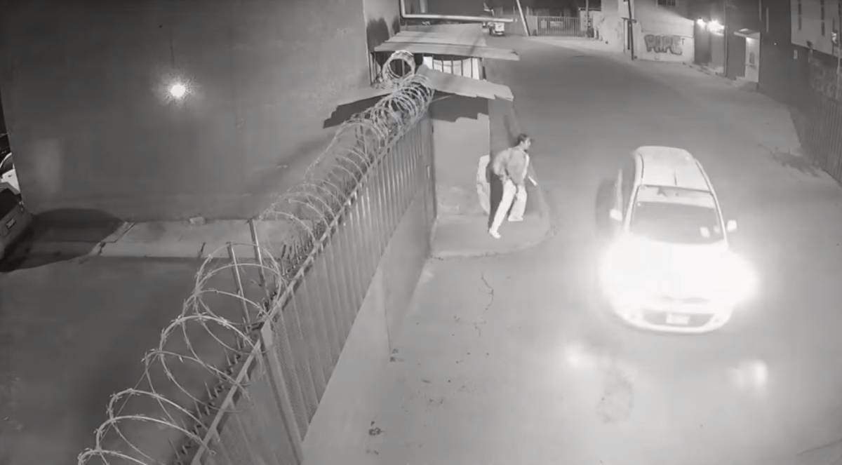 Cámaras de vigilancia captaron el momento en el que el taxista intercepta a la enfermera