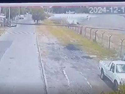 Avión privado se despista y embiste una vivienda; así fue el impacto (Video)