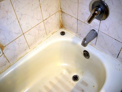 Sin gastar un peso: el truco de los expertos para dejar la bañera de casa como nueva en menos de 10 minutos