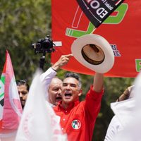 Alejandro “Alito” Moreno marcha con simpatizantes tras gresca con Fernández Noroña