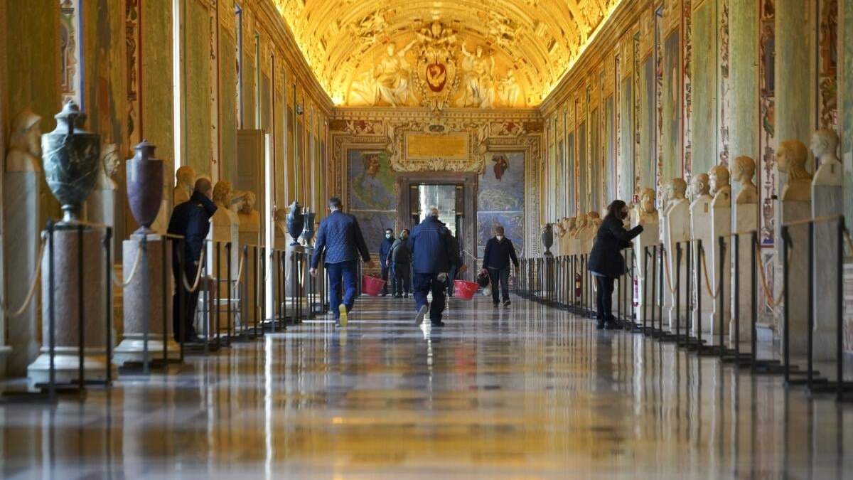 ARCHIVO - Trabajadores de museo caminan por un pasillo de los Museos Vaticanos antes de la apertura, en el Vaticano, el lunes 1 de febrero de 2021. Cuarenta y nueve empleados de los Museos Vaticanos presentaron una demanda colectiva ante el gobierno del Vaticano para reclamar mejores condiciones de veteranía, bajas y compensaciones por horas extra, en un inusual desafío público a la gobernanza del papa Francisco