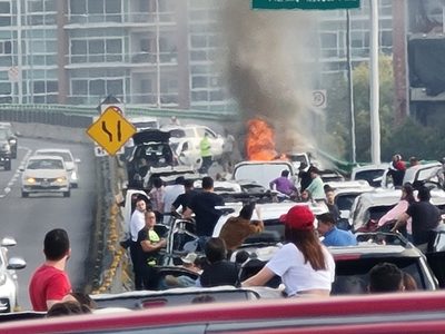 Se incendia un auto en el segundo piso del Periférico