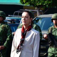 Sheinbaum acepta protección militar “sencilla” para estar cerca de la gente