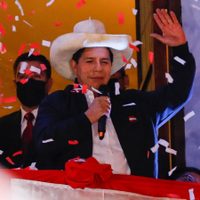 “Juro no defraudar”: Pedro Castillo recibió las credenciales de presidente electo de Perú