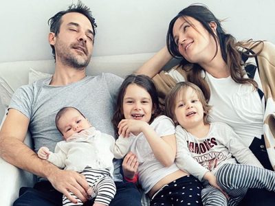 Tres son multitud: a Paula Chaves se le desbordó la casa y encontró un tierno método para revertirlo