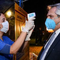 Con mucho frío, Fernández estuvo unos pocos minutos en Bariloche