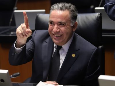 Enrique Inzunza pide licencia al Senado por "embestida mediática"
