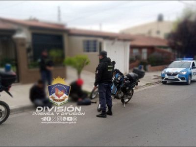Los detuvieron por circular en moto sin casco y descubrieron que transportaban estupefacientes