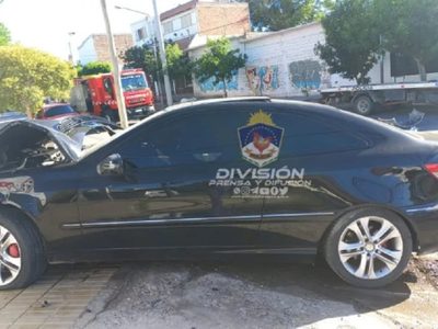 Un hombre que manejaba a gran velocidad terminó incrustado contra el paredón de una casa