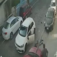 Conductor persigue a presunto ladrón, lo atropella y le da una golpiza en Querétaro (Video)