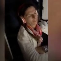 Ana Guevara regresa de los Juegos Olímpicos en asiento de lujo (Video)