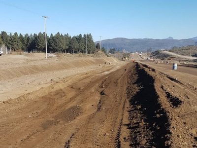 Sobre la ruta 23: un colectivo se despistó en el ripio y quedó próximo a volcar