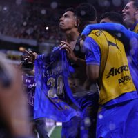 Chivas sale de su racha de dos derrotas al vencer 2-1 a Atlas en el Clásico Tapatío (Videos)