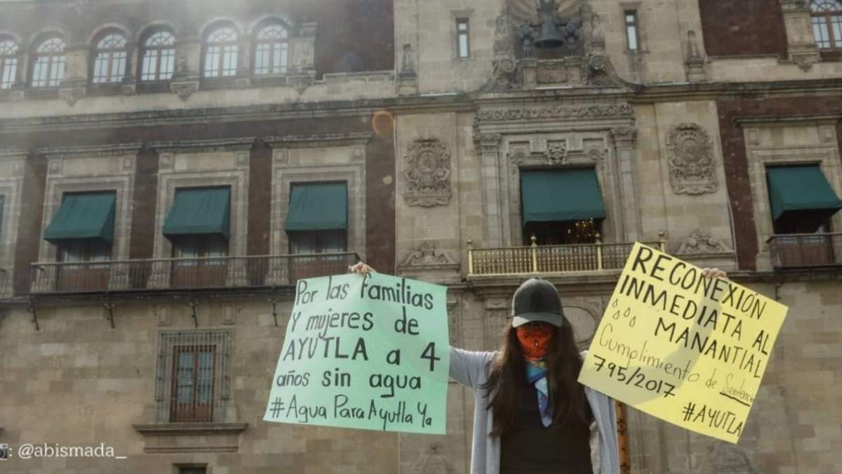 La saxofonista María Elena Ríos Ortiz en una protesta frente a Palacio Nacional