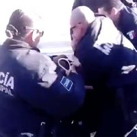 Policías desalojan plantón en alcaldía de Mexicali; detienen a 11 manifestantes (Videos)