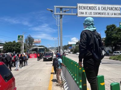 Normalistas de Ayotzinapa toman autobuses en autopista del Sol; acusan que AMLO no cumplió promesa