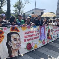 Simpatizantes esperan a Shienbaun en el INE para el registro de su candidatura