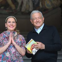 AMLO y Gutiérrez Müller festejan a los niños con lectura de “La peor señora del mundo”