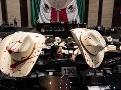 Diputados del PRI protestan con sombreros “ensangrentados” por asesinato de Carlos Manzo (Video)