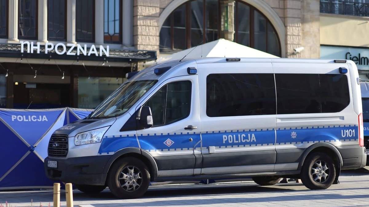Una camioneta de la policía está estacionada frente al jardín de un restaurante donde dos hombres murieron luego de un tiroteo